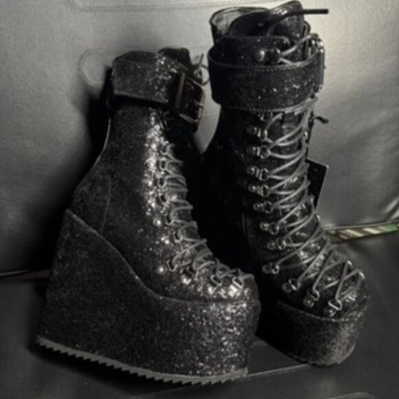 Sparkle Traitor Boots - Size 6 - New in Box - Picture 3 of 11